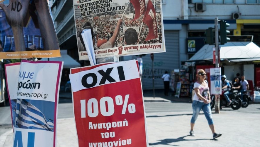 Une femme marche près de deux panneaux appelant à voter oui (Nai) ou non (Oxi) au référendum de dimanche à Athènes le 4 juillet 2015