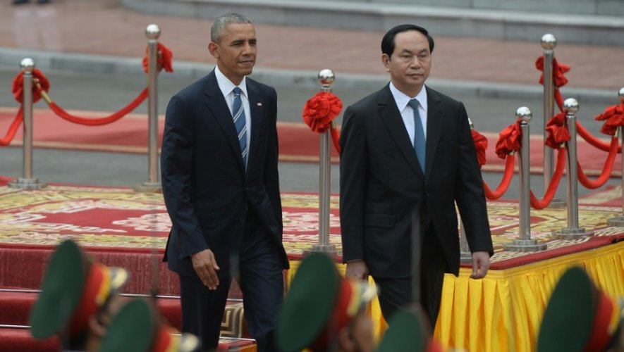 Le président Barack Obama et son homologue vietnamien Tran Dai Quang lors d'une cérémonie de bienvenue à Hanoï le 23 mai 2016