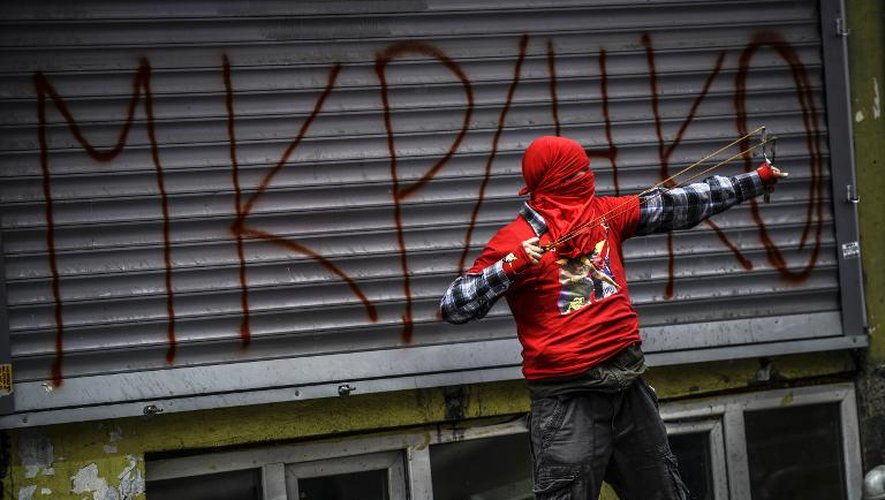 Un manifestant utilise un lance-pierre, lors d'émeutes anti-gouvernementales à Istanbul, le 22 mai 2014
