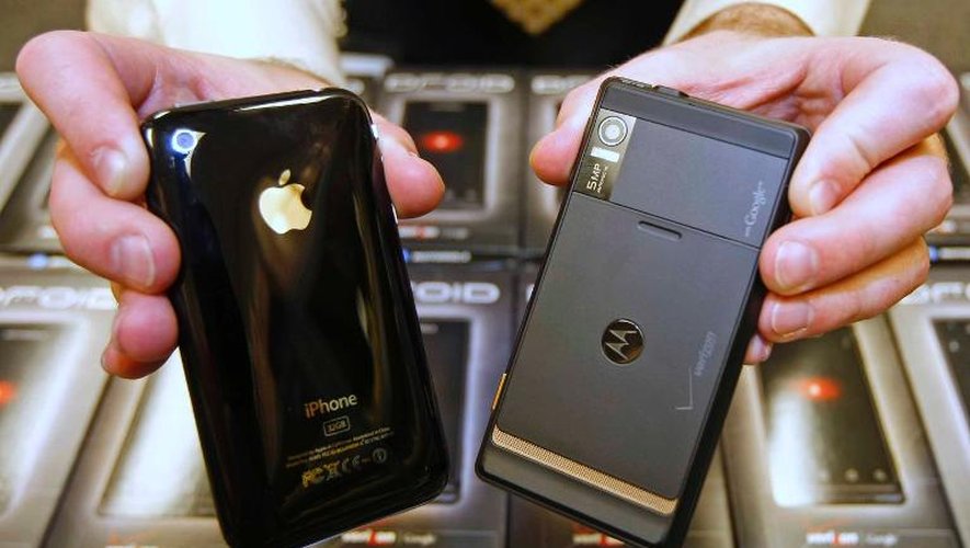 Un iPhone d'Apple (g) et un Droid de Motorola
