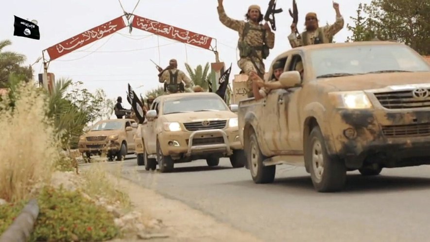 Capture d'écran d'une vidéo diffusée par le média jihadiste Welayat Homs le 4 juillet 2015 censé montrer des jiihadistes du groupe EI quittant la prison de Tadmor (Palmyre)