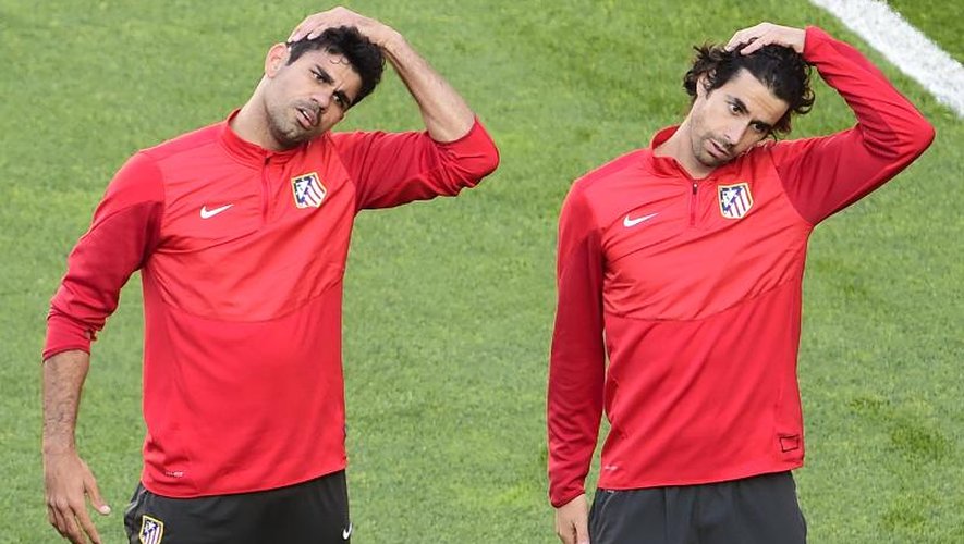 Les joueurs de l'Atletico Madrid Diego Costa (g) et Tiago à l'entraînement, le 23 mai 2014 à Lisbonne