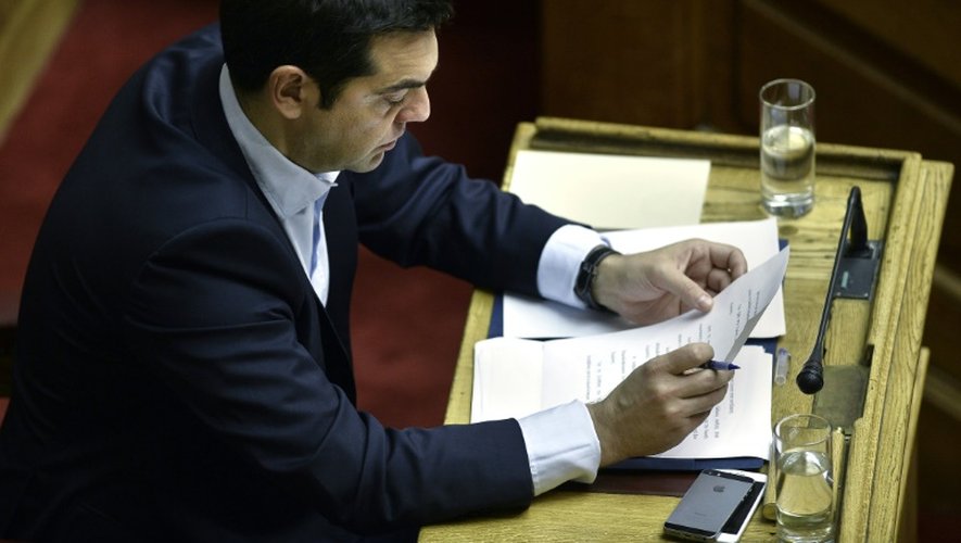 Le Premier ministre grec Alexis Tsipras relit ses notes avant une session parlementaire à Athènes, le 28 juin 2015