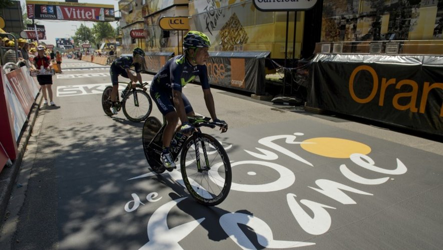 Le Colombien Nairo Quintana (c) s'échauffe avant le départ du contre-la-montre d'ouverture de la 102e édition du Tour de France, le 4 juillet 2015 à Utrecht (Pays-Bas)