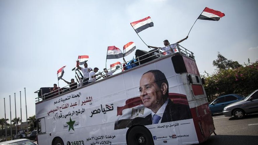 Des partisans du candidat al-Sissi défilent à bord d'un autobus au Caire, le 23 mai 2014