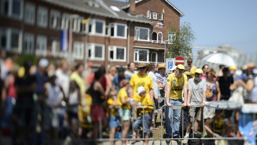Supporteurs massés sous la canicule le long du parcours du contre-la-montre ouvrant la 102e édition du Tour de France, le 4 juillet 2015 à Utrecht (Pays-Bas)