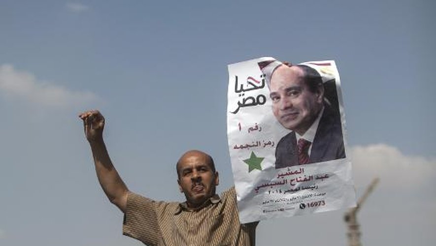 Un partisan l'ex-chef de l'armée Abdel Fattah al-Sissi brandit son portait au Caire le 23 mai 2014