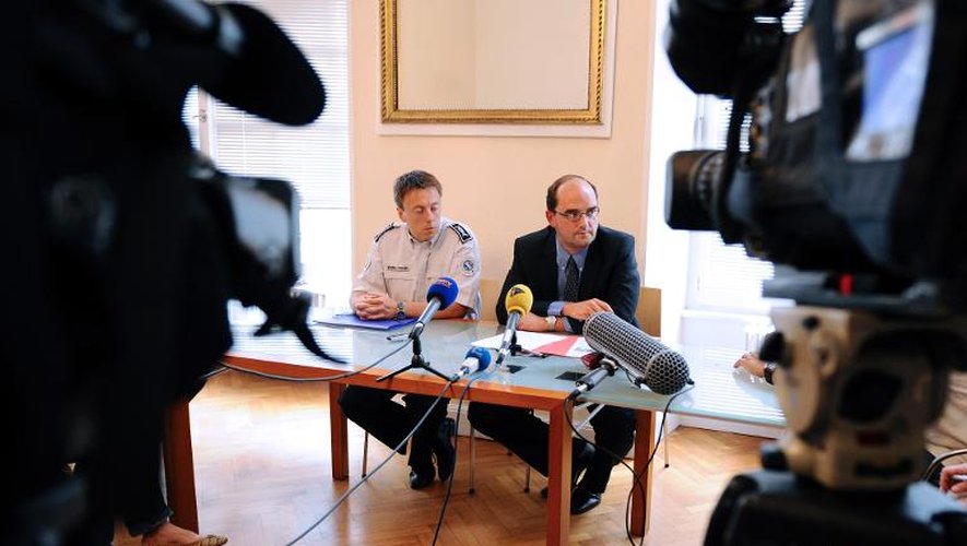 Le procureur adjoint de Metz, Laurent Czernik (d), et le chef de la sécurité Raphaël Kowalski, lors d'une conférence de presse le 7 août 2013 à Metz