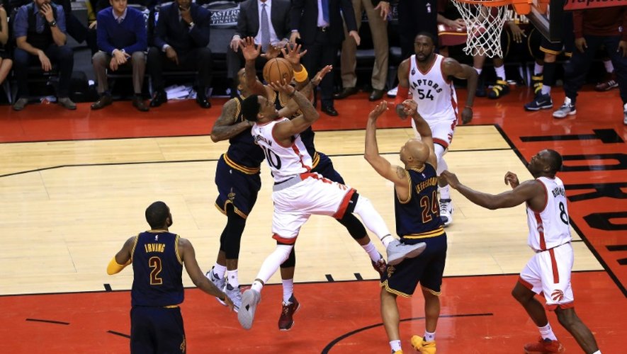 DeMar DeRozan, N.10 des Toronto Raptors, tire lors du 4e match de la finale de la conférence Est NBA face aux Cleveland Cavaliers, le 23 mai 2016 à Toronto