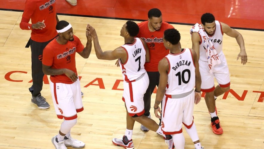 Kyle Lowry, N.7 des Raptors, et ses coéquipiers, le 23 mai 2016 à Toronto face aux Cleveland Cavaliers