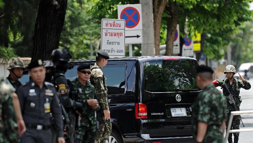 Le véhicule transportant Yingluck Shinawatra à son arrivée le 23 mai 2014 dans des locaux de l'armée à Bangkok