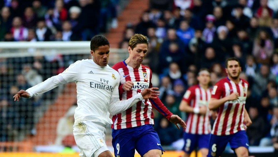 Raphaël Varane, défenseur du Real, le 27 février 2016 face à l'attaquant de l'Atlético Fernando Torres lors du match de la Liga au stade Santiago Bernabeu