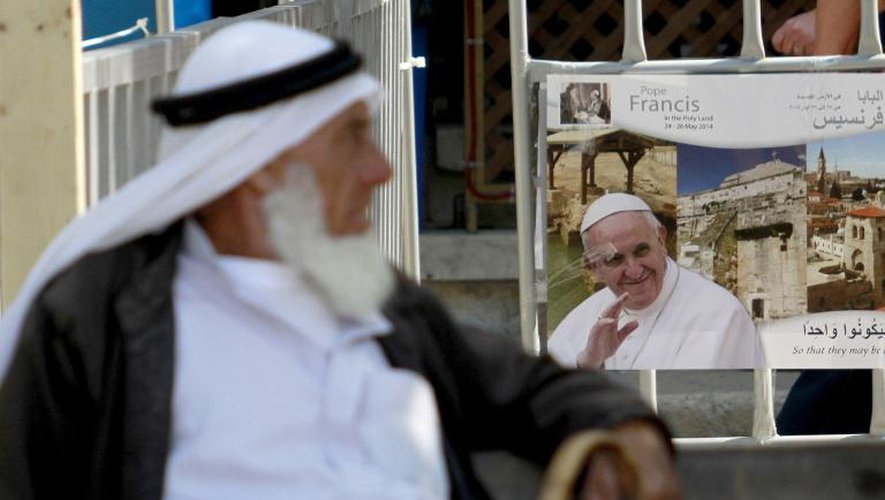 Un portrait du pape François placardé le 23 mai 2014 dans une rue de Bethlehem