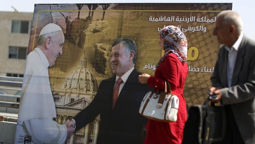 Le pape François et le roi Abdallah sur une affiche placardée le 22 mai 2014 dans une rue d'Amman en Jordanie