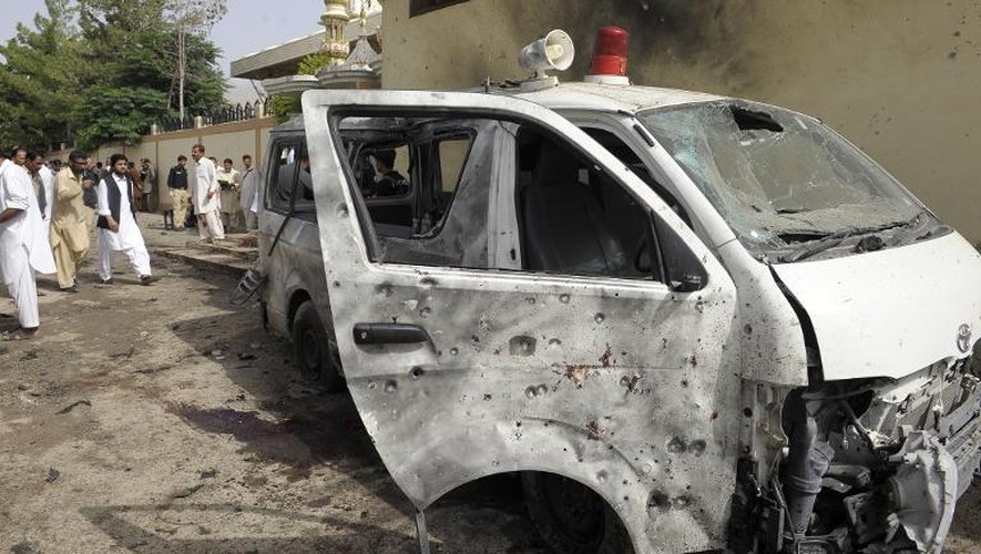 Un véhicule endommagé sur les lieux de l'attentat suicide de Quetta au Pakistan, le 8 août 2013