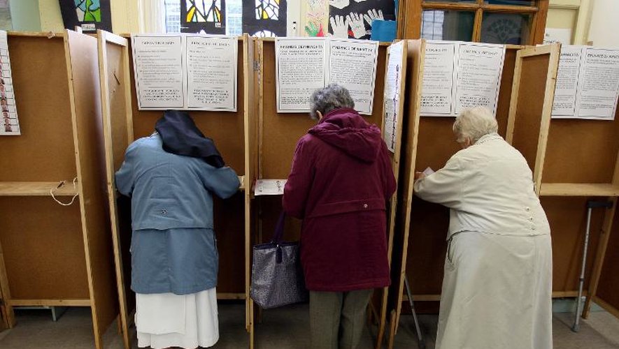 Des électeurs le 23 mai 2014 dans un bureau de vote à Dublin