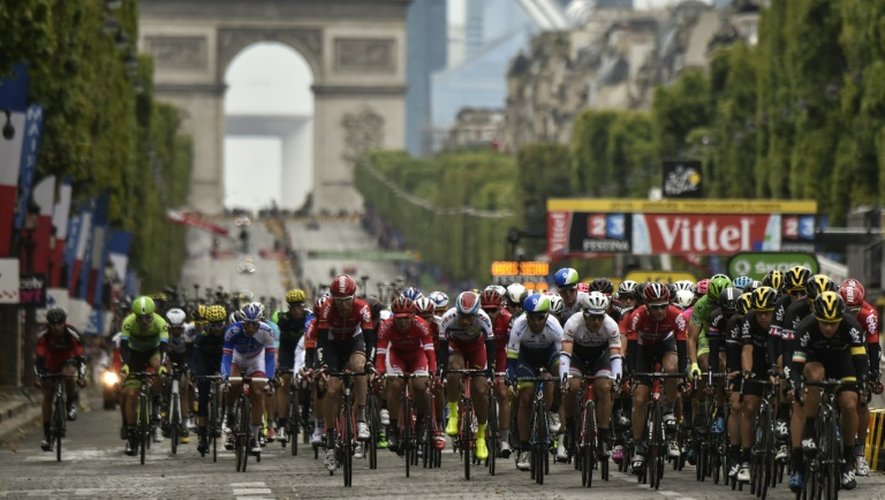 Les cyclistes du Tour de France à leur arrivée le 26 juillet 2015 sur les Champs Elysées à Paris