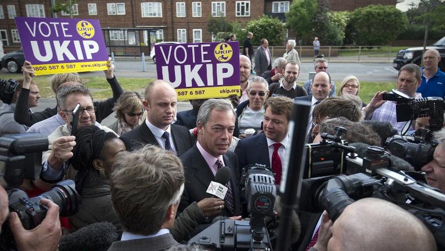 Le chef du parti britannique Ukip, Nigel Farage, entouré de ses partisans le 23 mai 2014 à  Thurrock dans l'Essex