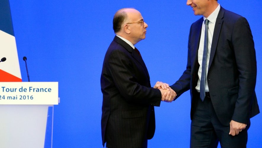 Le ministre de l'Intérieur Bernard Cazeneuve et le directeur du Tour de France Christian lors d'une conférence de presse le 24 mai 2016 à Paris
