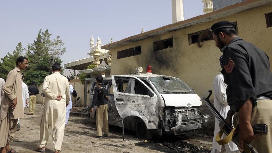 Des policiers sur les lieux d'un attentat à la bombe meurtrier, le 8 août 2013 à Quetta