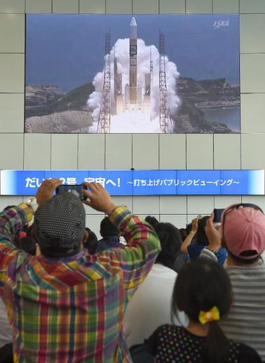 Le public assiste au lancement de la fusée  H-2A retransmis le 24 mai 2014 sur écran géant à Tokyo