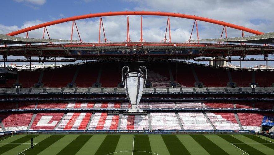 La maquette géante du trophée de la Ligue des Champions suspendue dans le stade da Luz le 23 mai 2014 à Lisbonne