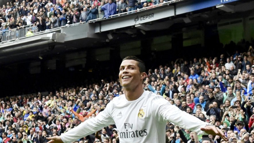 Cristiano Ronaldo célèbre après avoir marqué face à Valence, le 8 mai 2016 au stade Santiago Bernabeu stadium de Madrid