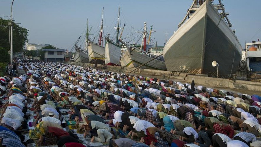 Des musulmans indonésiens lors de la prière matinale marquant la fin du ramadan, le 8 août 2013 à Jakarta