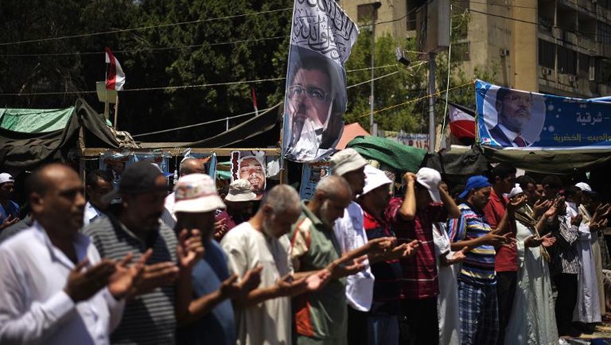 Des partisans du président islamiste déchu Mohamed Morsi célèbrent l'Aïd el-Fitr, le 8 août 2013 au Caire