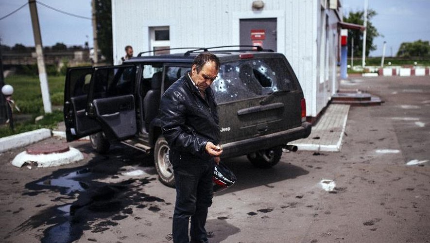 Un véhicule détruit lors de violences survenues le 23 mai 2014 à Karlivka