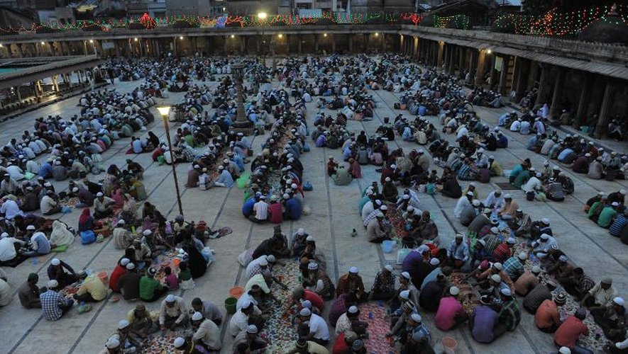 Des musulmans indiens prient à l'occasion de la fin du ramadan, le 8 août 2013 à Ahmedabad