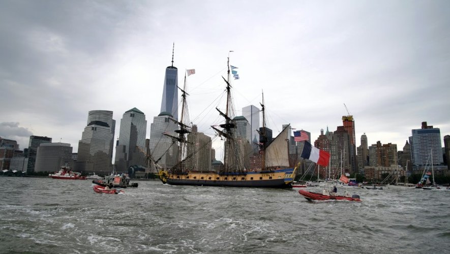 La réplique de l'Hermione dans les eaux de New York le 4 juillet 2015, menant une flottille pour célébrer la fête nationale américaine