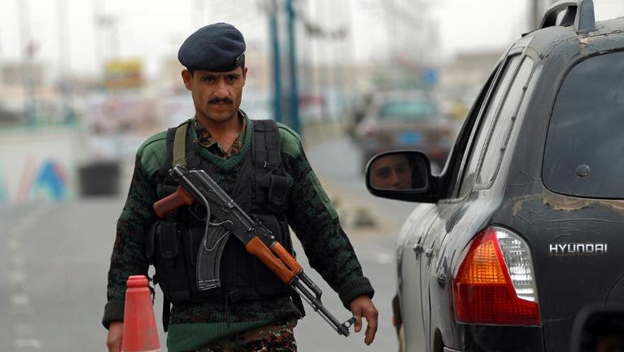 Un soldat yéménite effectue des contrôles de sécurité le 6 août 2013 près de l'aéroport de Sanaa