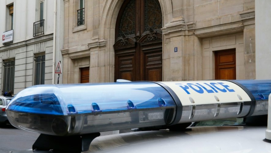 Une voiture de police stationne devant les bureaux parisiens de Google, le 24 mai 2016