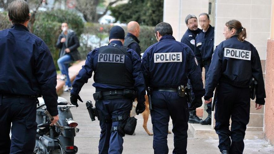 Des policiers dans les quartiers nord de Marseille lors d'une opération anti-drogue le 5 mars 2013
