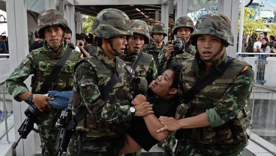 Un homme qui manifestait contre la junte est arrêté pars des soldats de l'armée thaïlandaise à Bangkok, le 24 mai 2014