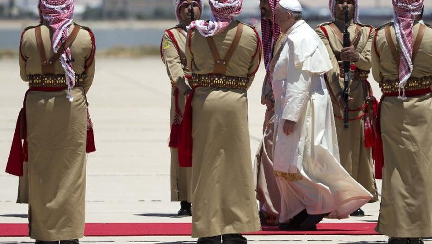 Le pape François à l'aéroport d'Amman, le 24 mai 2014