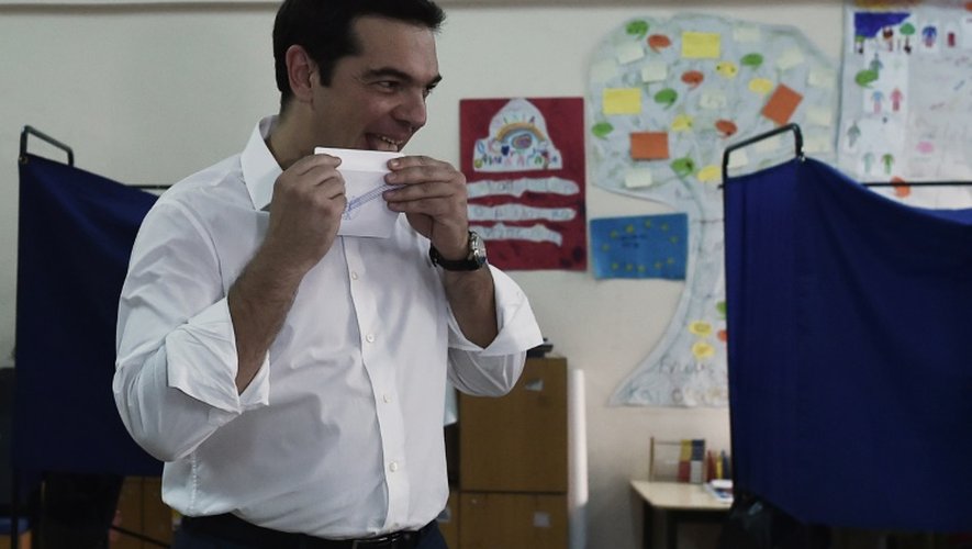 Le Premier ministre grec Alexis Tsipras se prépare à voter dans une salle de classe à Athènes le 5 juillet 2015, jour du référendum