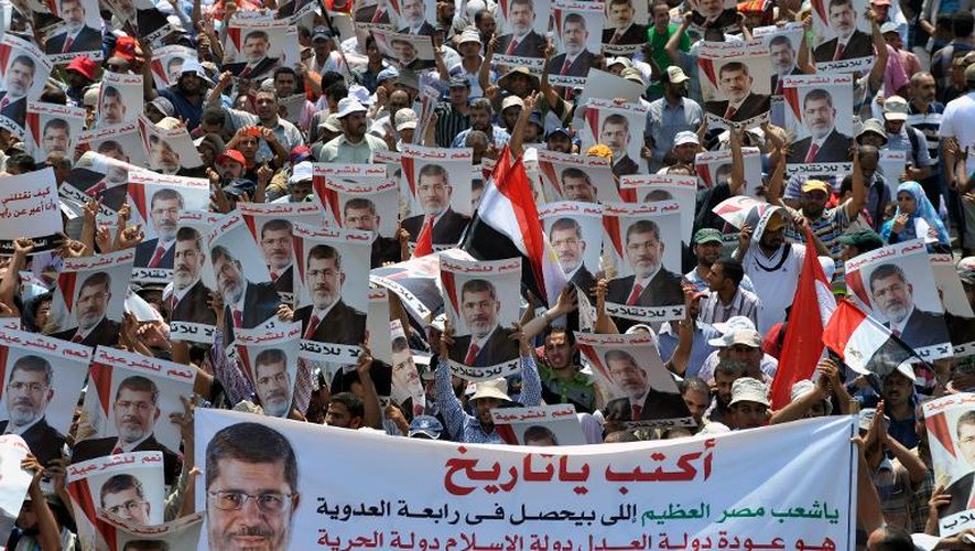 Des partisans du président déchu Mohamed Morsi le 2 août 2013 au Caire