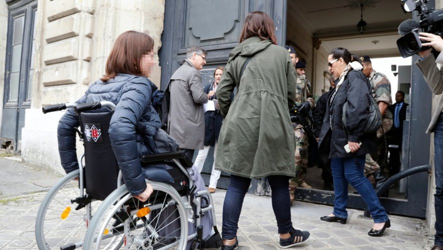 Des victimes des attentats de Paris et leurs proches arrivent à l'Ecole militaire à Paris le 24 mai 2016 pour rencontrer les juges d'instruction