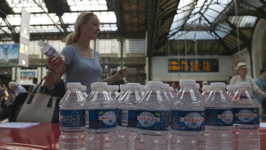 Des bouteilles d'eau sont distribuées aux passagers à la Gare de Lyon à Paris le 3 juillet 2015