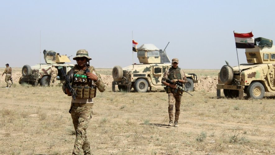 Des soldats irakiens prêts à affronter des combattants du groupe EI, près de Falloujah, le 3 mai 2016