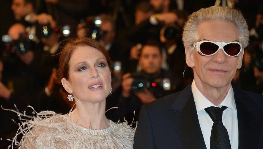 Julianne Moore (g) et le réalisateur canadien David Cronenberg lors de la présentation du film "Map to the stars" qui a valu le prix d'interprétation féminine à l'actrice, le 19 mai 2014 à Cannes