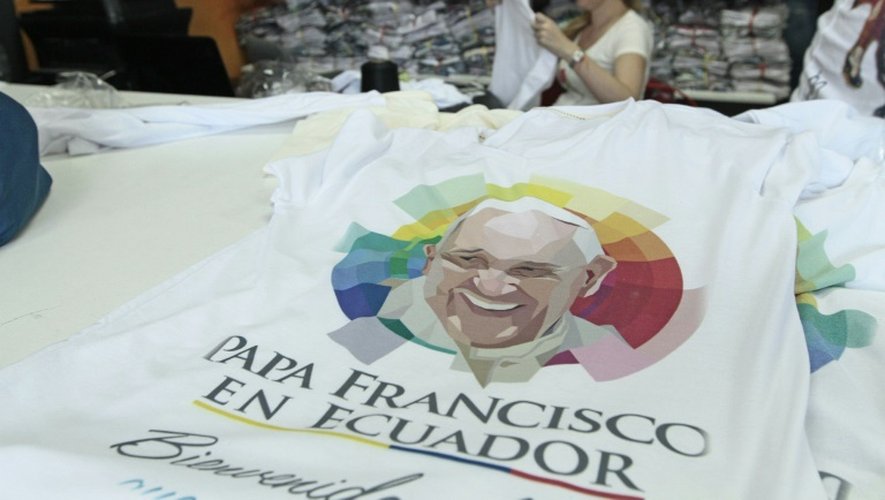 Un tee-shirt avec le portrait du pape François est exposé dans les rues de Quito, le 3 juillet 2015 deux jours avant l'arrivée du pape