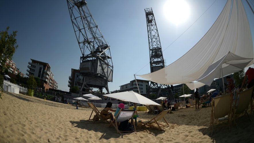 Pause ombragée sur une plage artificielle dans le centre de Strasbourg, le 5 juillet 2015