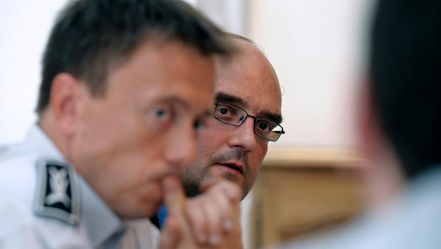 Le procureur adjoint de Metz, Laurent Czernik (d), et le chef de la police messine Raphaël Kowalski, lors d'une conférence de presse le 7 août 2013 à Metz
