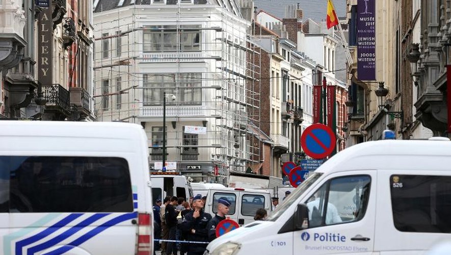 Des policiers ferment l'accès au site d'une tuerie devant le musée juif de Bruxelles le 24 mai 2014
