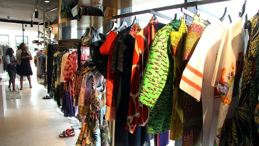 Des vêtements de luxe sont exposés dans le concept-store Alara à Lagos, le 19 mai 2015