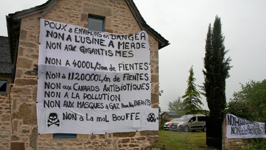Luc Devaux, le président de Terra Noé «<TH>informe<TH>» sur le pignon de sa maison.