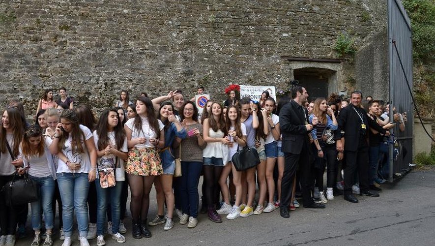 Des fans rassemblés à Florence où le rappeur américain Kanye West et la vedette de téléréalité Kim Kardashian célébrent leurs noces, le 24 mai 2014